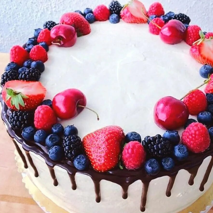 Красивые торты легко. Украшение торта. Украшение торта фруктами. Украшение торта фруктами и ягодами. Укашения тртиков фруктаии.