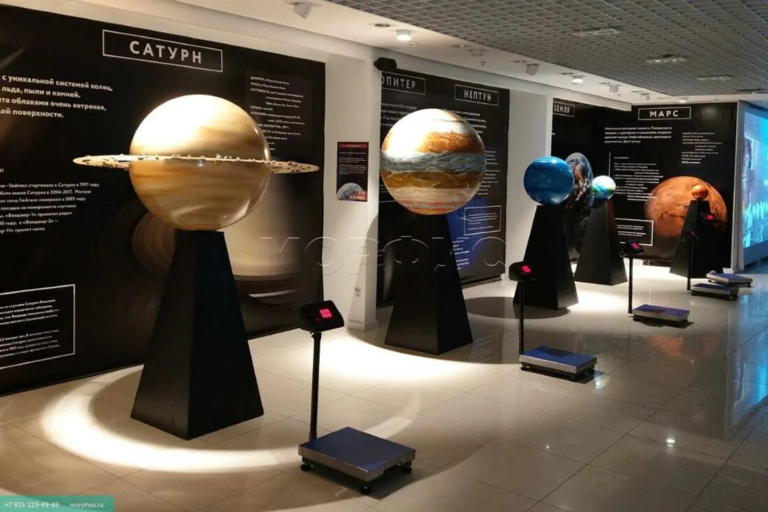 плоскостные экспозиции. инсталляция на тему космос. гало явление солнца. музей в стиле космоса. двойная экспозиция пейзаж солнце.