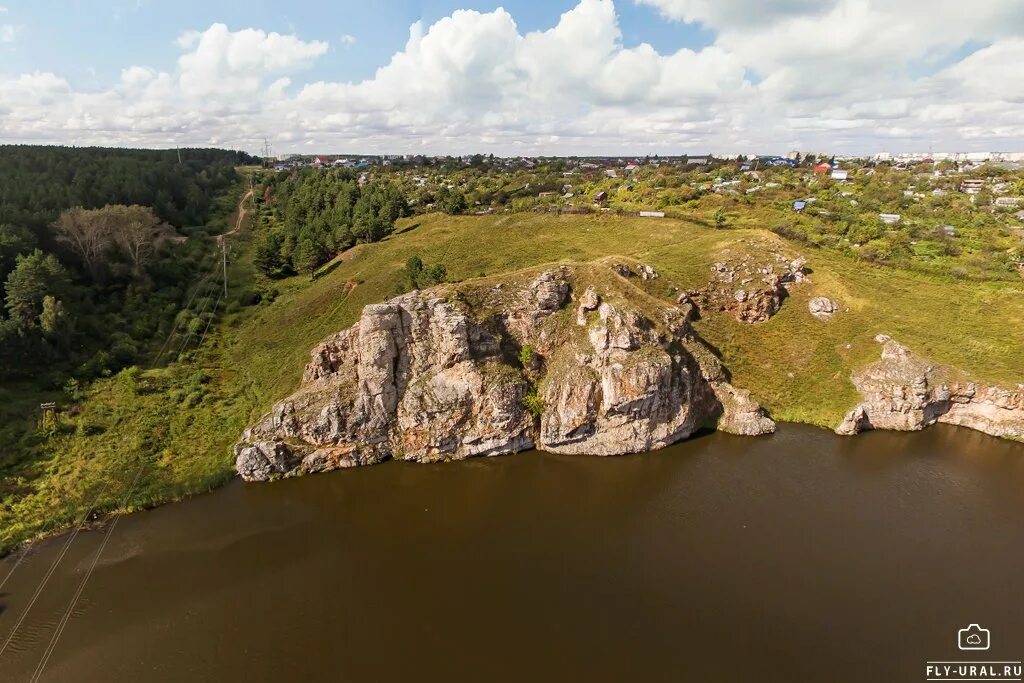 Каменские горы. Три скалы Каменск Уральский. Скалы на Исети Каменск Уральский. Скала 3 пещеры Каменск-Уральский. Три пещеры Каменск Уральск.