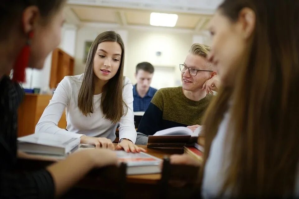 Приходите учиться в колледж. Классный руководитель в колледже. Дистант колледж. Фото классный руководитель и студенты. Студентка Дистант.