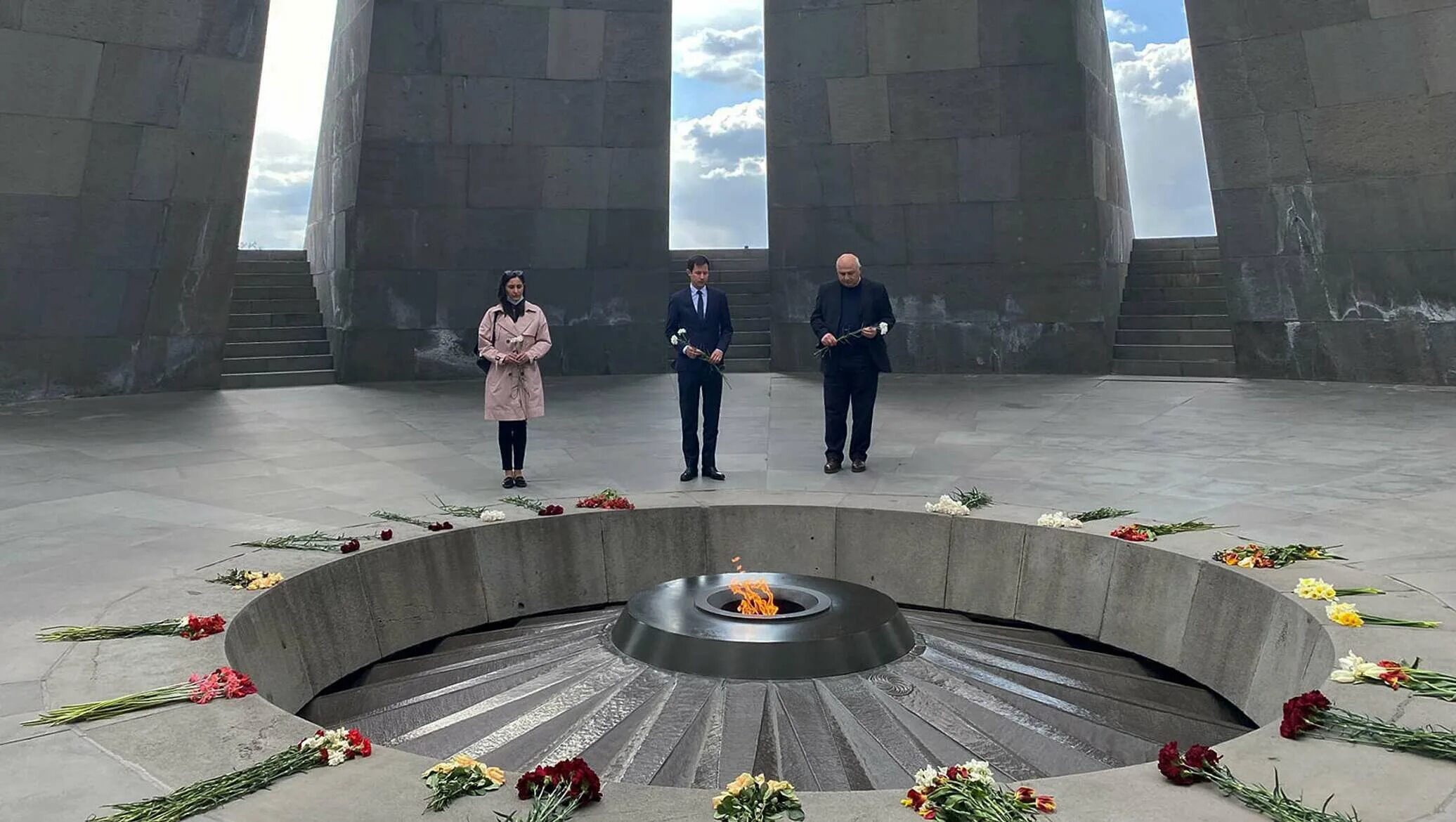 Мемориал геноцида армян в Ереване. Геноцид армян 1915 Цицернакаберд. Мемориальный комплекс Цицернакаберд в Ереване. Мемориальный комплекс памяти жертв геноцида армян "Цицернакаберд". Геноцид армян память