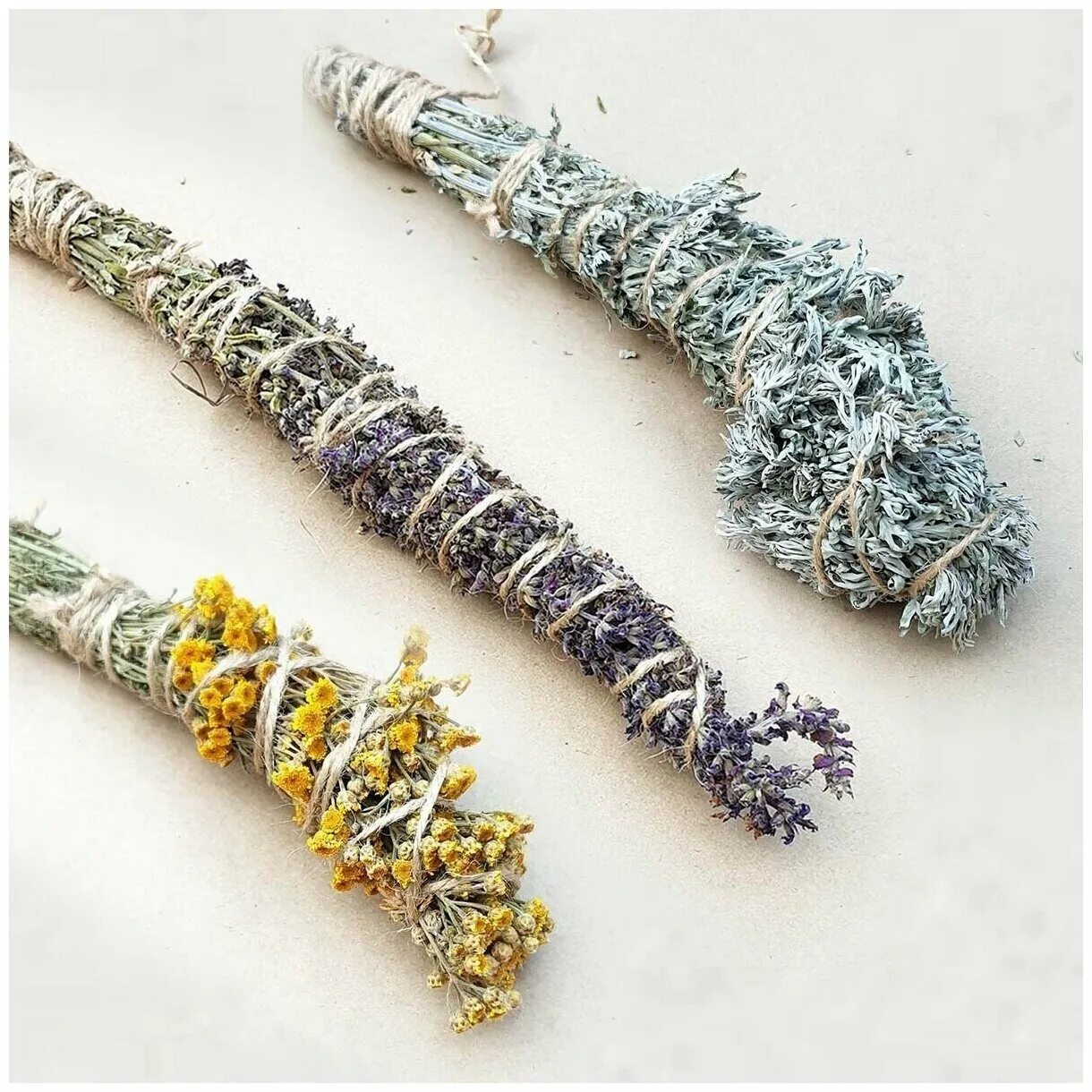 Скрутка для окуривания. Скрутки из трав. Скрутка из полыни. Полынные скрутки. Полынь скрутка для окуривания.