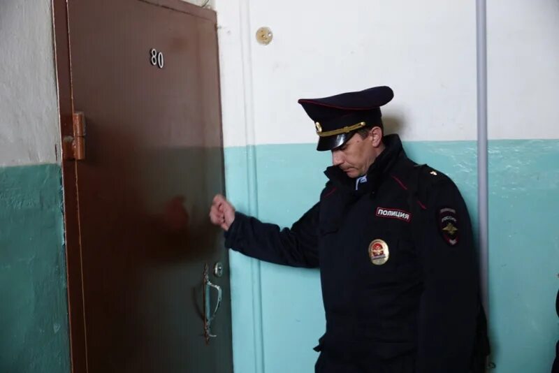 Открыть дверь участковому
