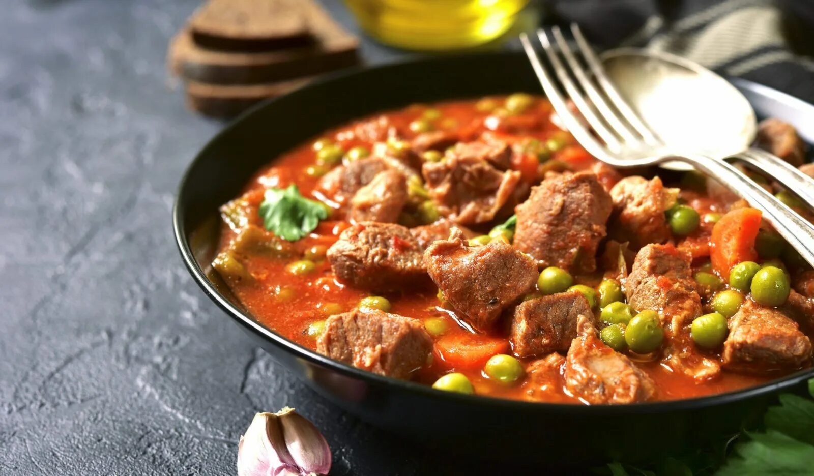 Говядина тушеная в кастрюле с луком. Гуляш из говядины на сковороде. Говядина тушеная в луке. Свинина с подливкой на сковороде. Поджаренное мясо с луком и морковью.