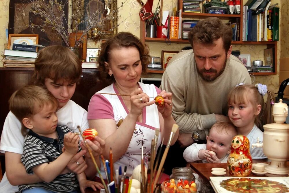 Видеоролик традиции семьи. Пасха семейный праздник. Дети в православной семье. Семейные традиции. Православная семья.