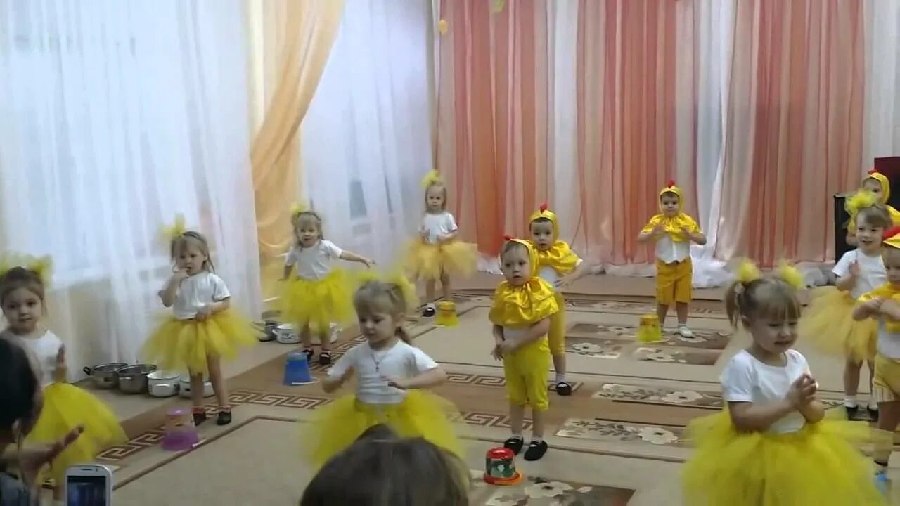 Танец маленьких утят танцы для детей. Костюм цыплят для детей в садик. цыпленок на утренник. костюм для танца маленьких утят. танец цыплят.