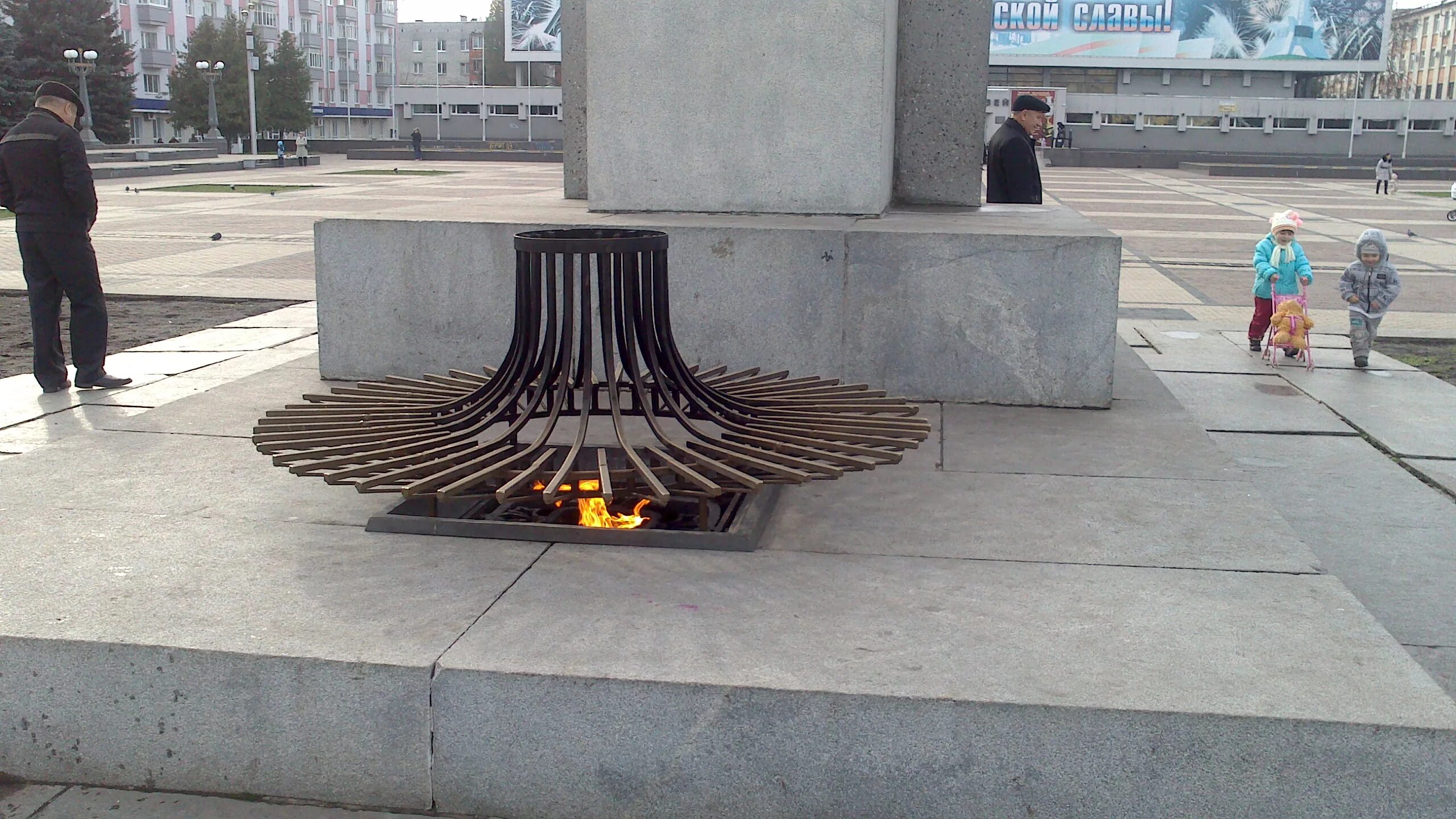 Памятник освободителям брянска. Вечный огонь Брянск площадь Партизан. Город Брянск вечный огонь. Вечный огонь Брянск Фокинский. Вечный огонь Брянск Брянск 2.