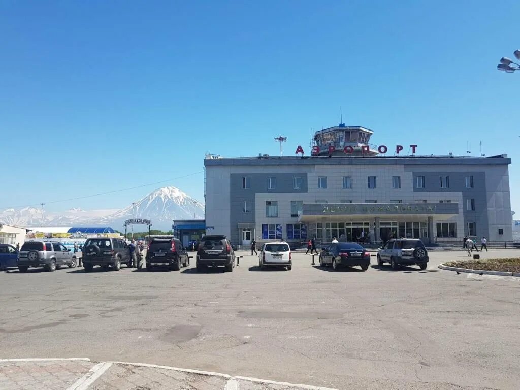 Международный аэропорт Петропавловск-Камчатский Елизово. Аэропорт «Елизово», город Петропавловск-Камчатский. Вид с аэропорта Петропавловск Камчатский. Петропавловск Камчатский аэропорт вулканы. Петропавловск камчатский аэропорт вылета сегодня