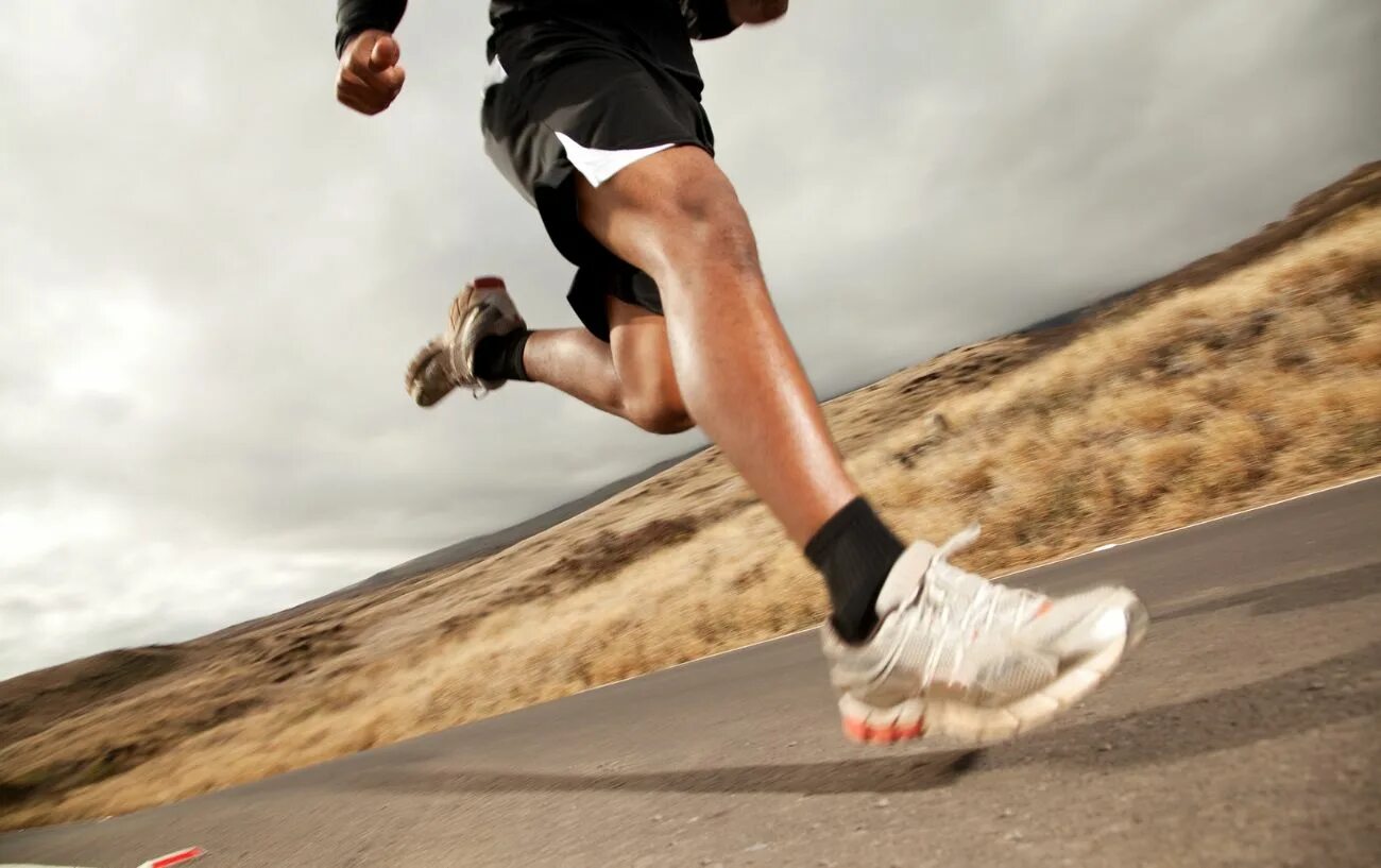 It s time to run. Бег ноги. Бегущий человек. Спортсмен бежит.