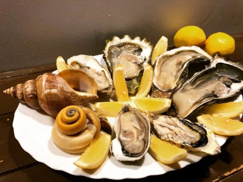 Устрицы кушать. Как едят устрицы в ресторане. Устрицы в нормандии. Ест устрицы. Устрицы осака.