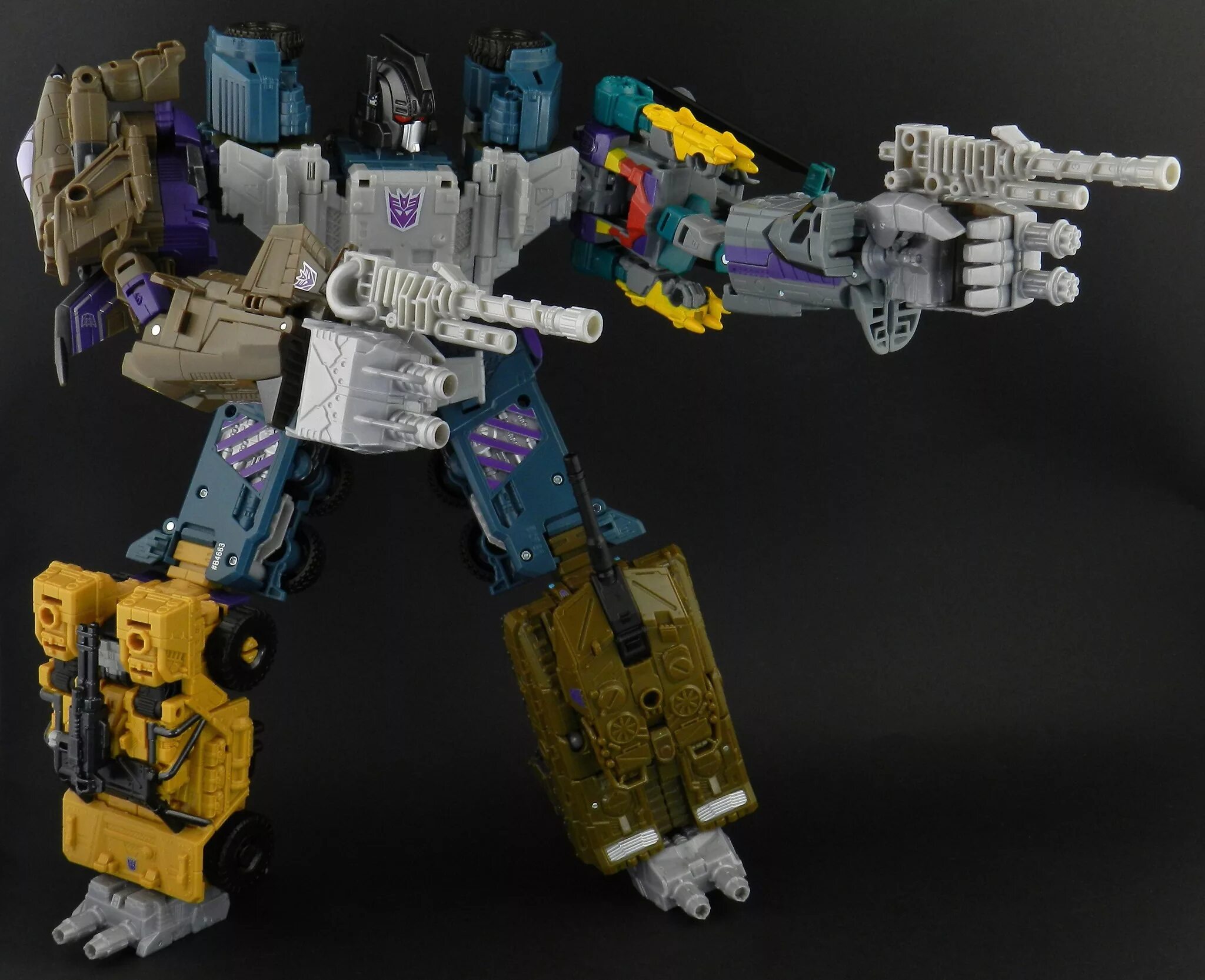 Трейлер мегазавр. Трансформеры гештальт Брутикус. Transformers Combiner Wars Bruticus. Гештальт Брутикус трансформеры игрушки. Трансформер Hasbro Bruticus 6-1.