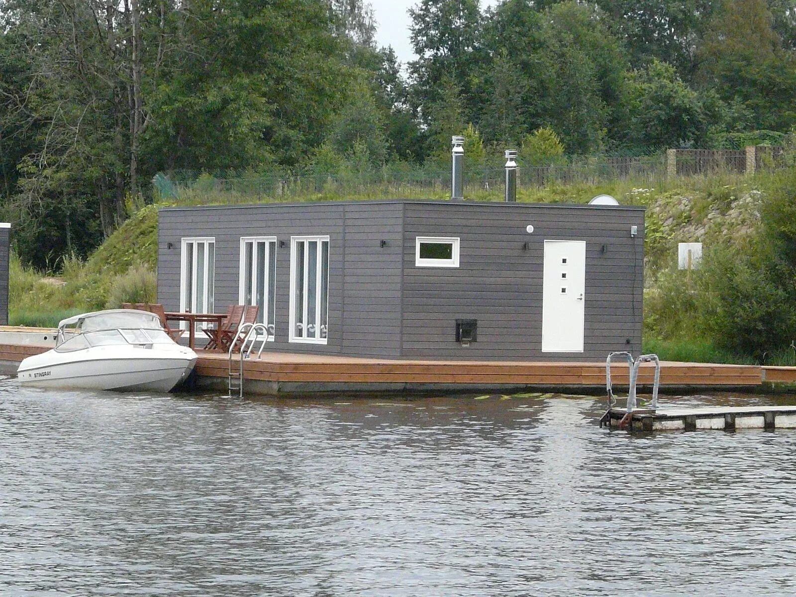 Мартынова 92 дом на воде. Дом на воде петербург. Хаусбот токсово. Хаусбот токсово. Отель на воде спб крестовский остров.
