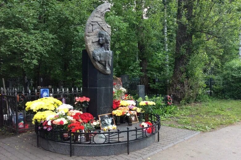 Богословское кладбище в санкт петербурге. Могила виктора цоя на богословском кладбище. могила виктора цоя в санкт-петербурге. богословское кладбище цой. могила виктора цоя.