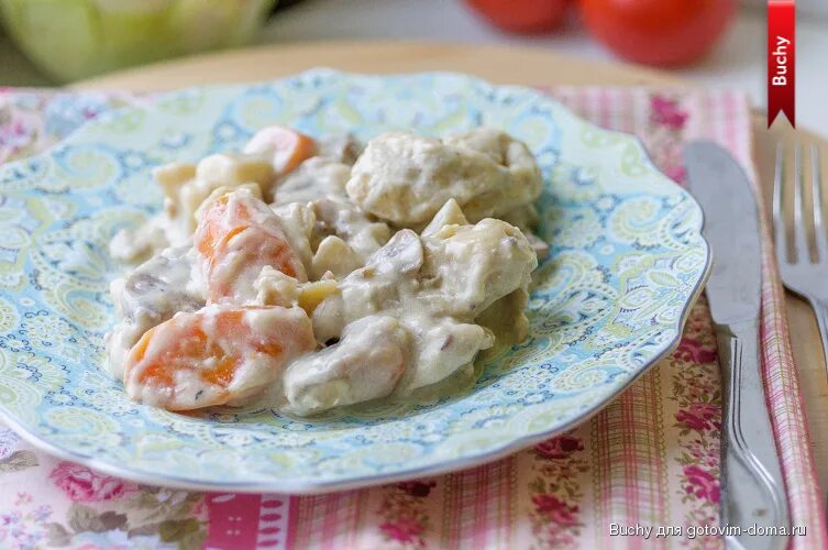 Галушки с курицей рецепт с фото. Курица с галушками. Тушеная курица с галушками. Галушки с курицей в сливочном соусе. Галушки с курицей и соусом.