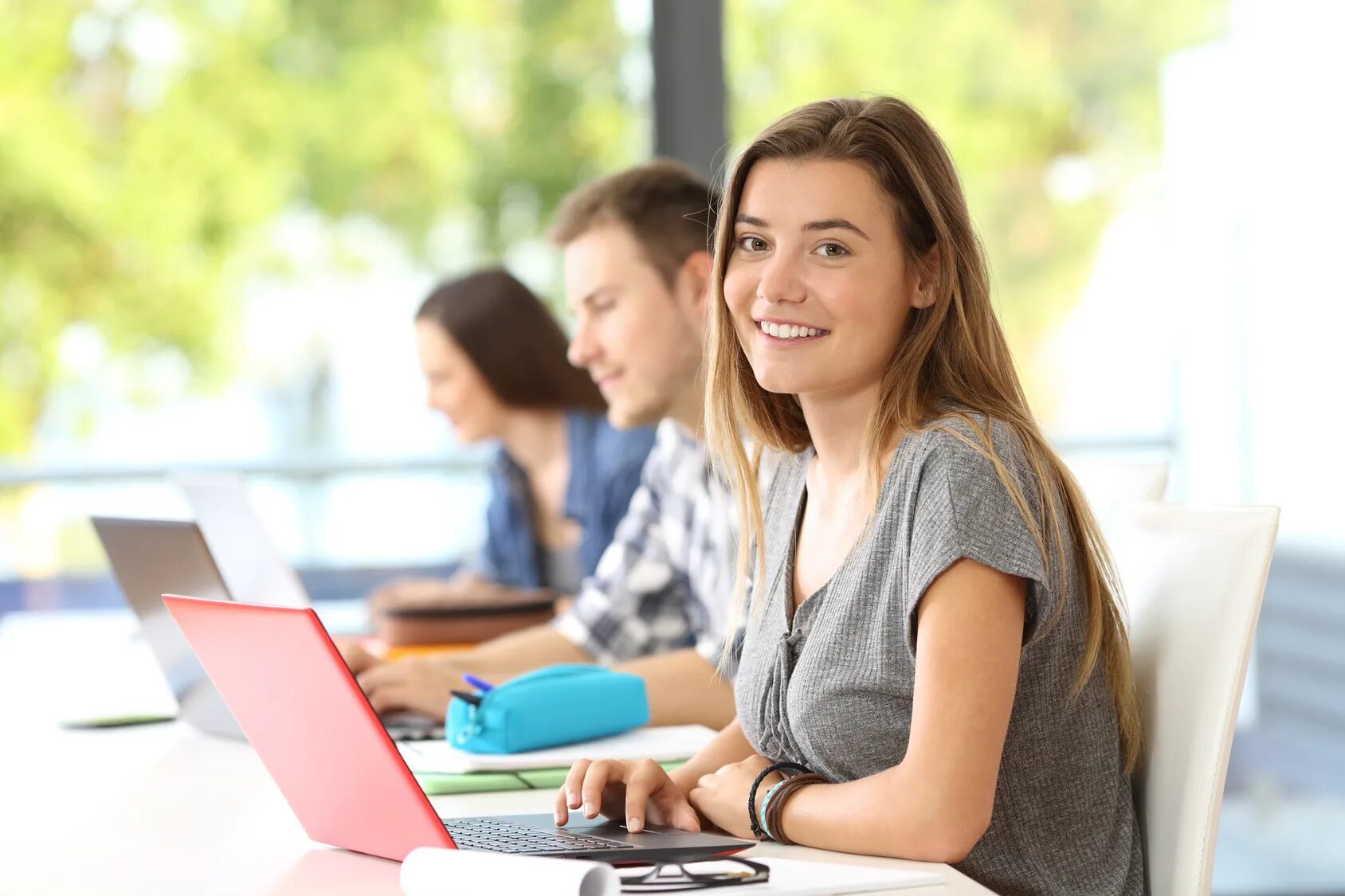 Eklavvya com student. Студент с ноутбуком. Подросток за компьютером. Студентка с ноутбуком. Счастливая студентка.