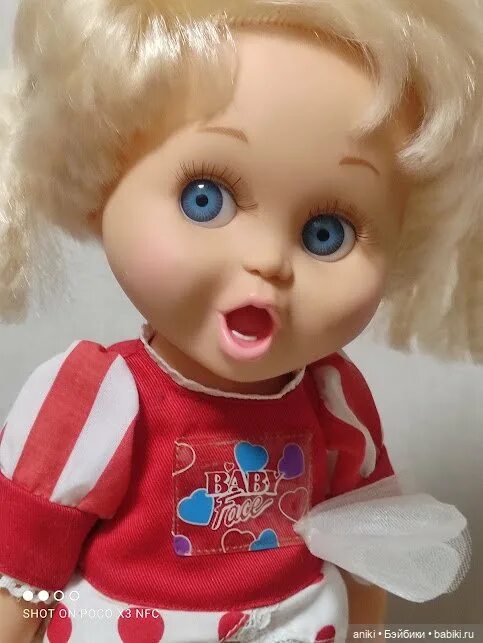 удивленная кукла