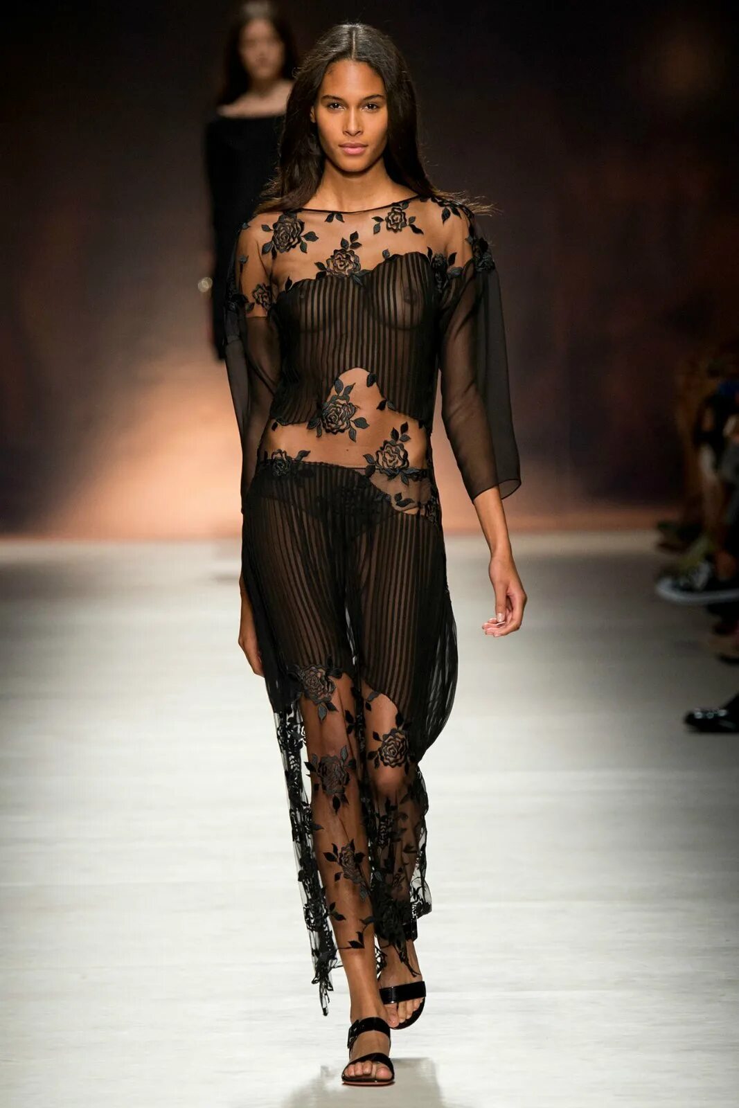 Прозрачное одеяние. Blumarine 2015. прозрачное платье. модные прозрачные платья. прозрачные платья на подиуме.