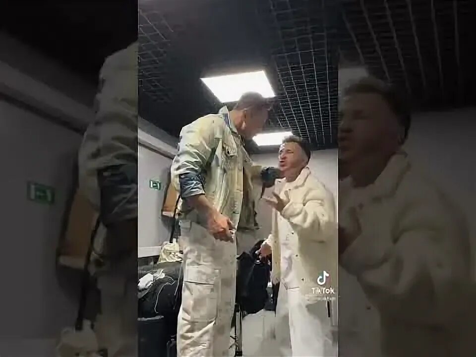 Джарахов костюшкин просто друг. Стас костюшкин и джарахов. стас костюшкин и эльдар джарахов. стас костюшкин и джарахлв. джарахов сегодняшний клип в белорусском вокзале.