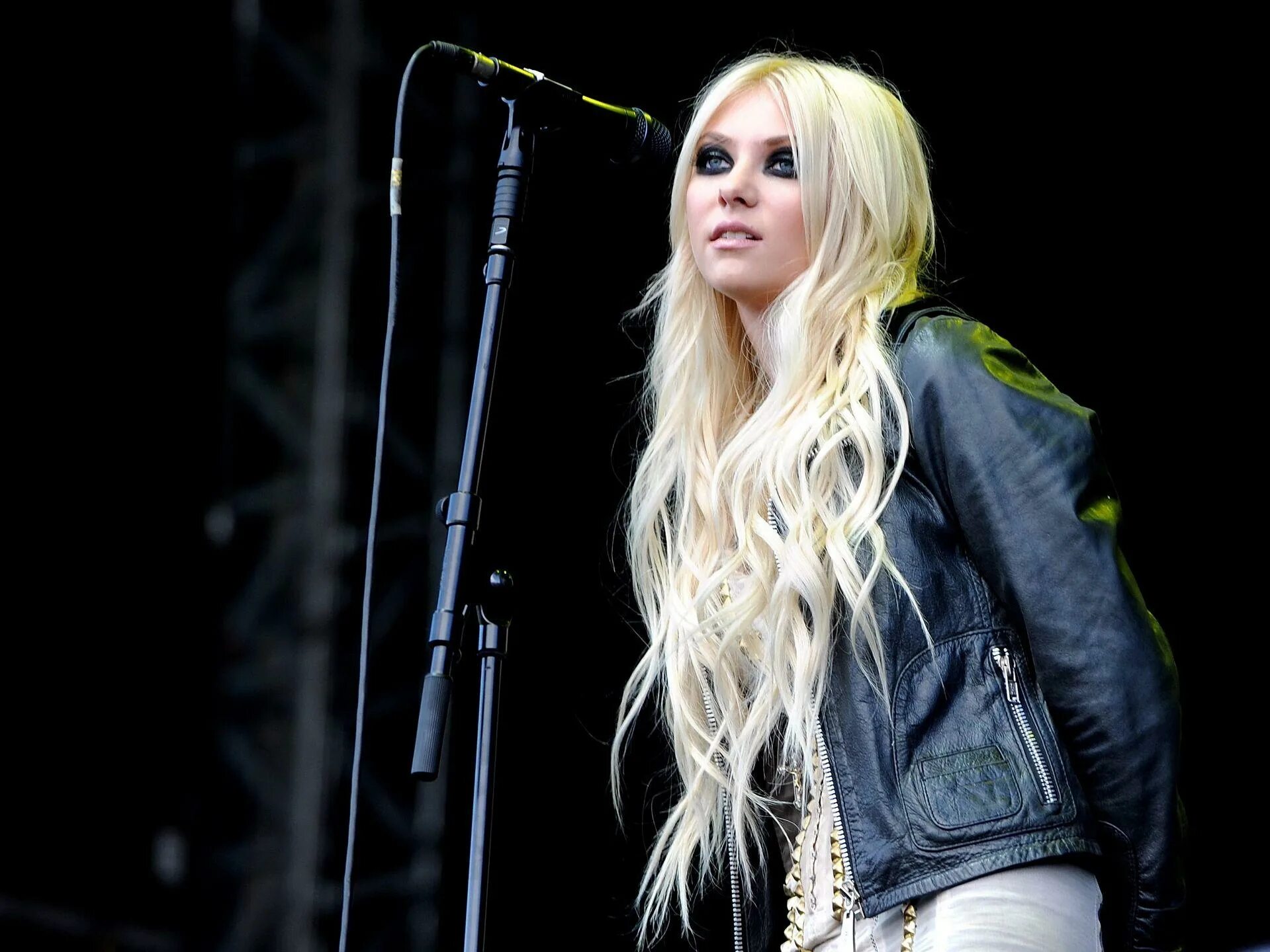 Поющий волос. Группа Taylor Momsen. Тейлор Момсен 2000. Группа the pretty Reckless солистка. The pretty Reckless вокалистка.