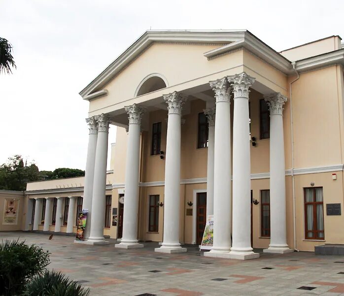 п. ялта городской театр. театр им чехова таганрог. ялтинский театр имени а п чехова. ялтинский театр имени а.