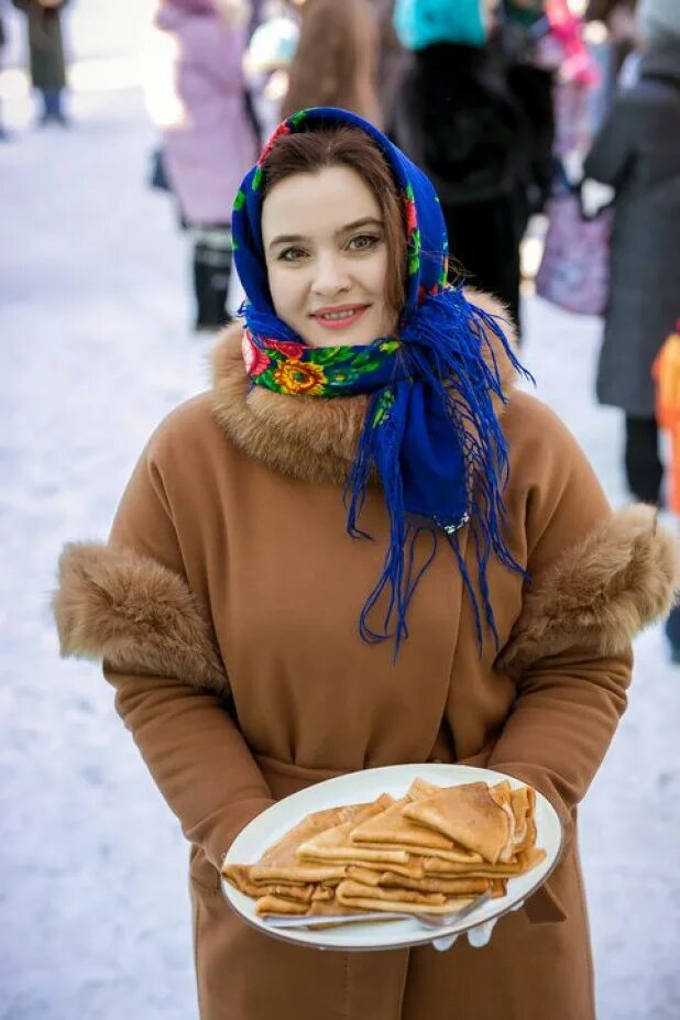 Девушка с блинами на масленицу. Масленица блины гуляния. Масленица девушка. Русские красавицы с блинами. Прическа на Масленицу.