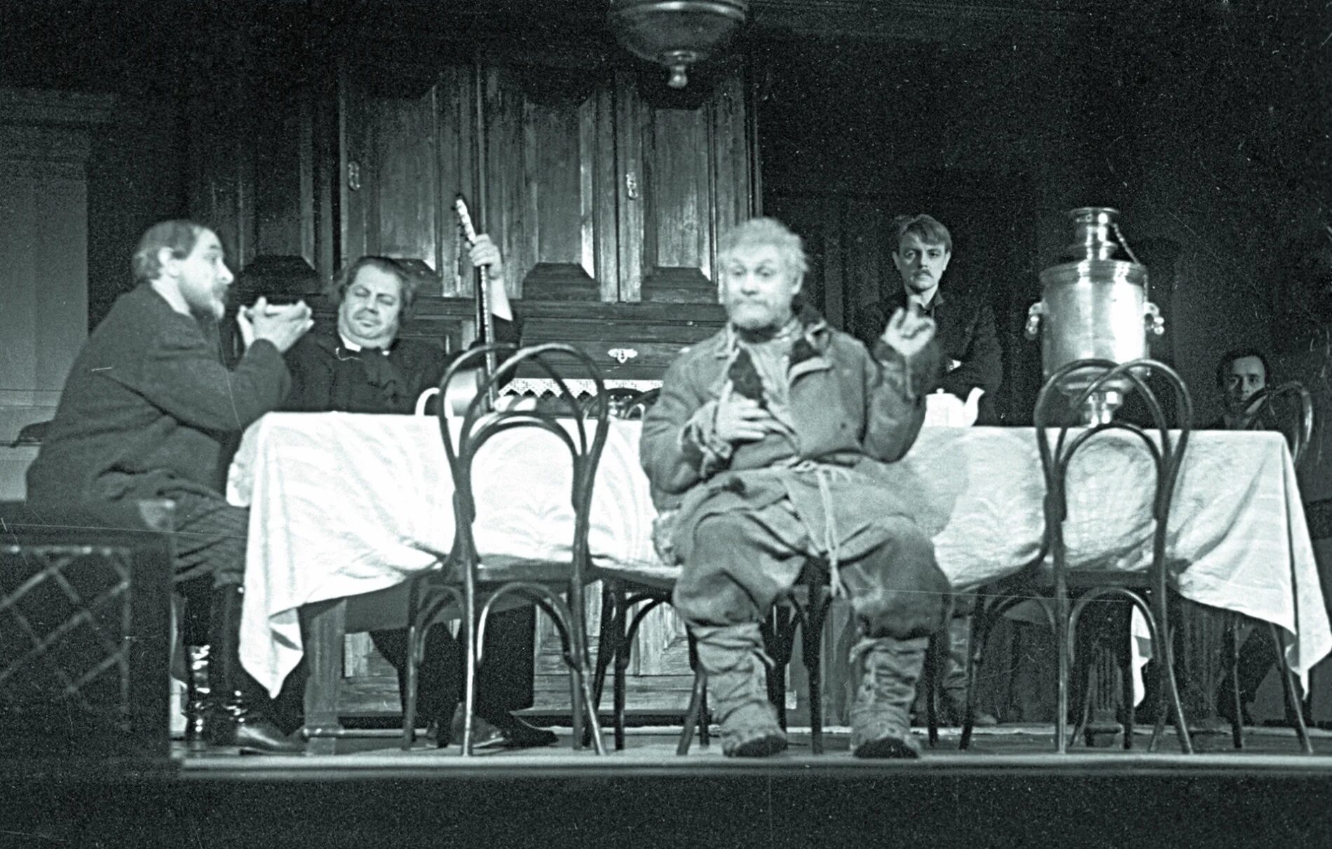 Горького. Первые пьесы горького. Пьесы товстоногова «на дне. Первые произведения горького. Сцена из спектакля мхт «на дне» по пьесе м.