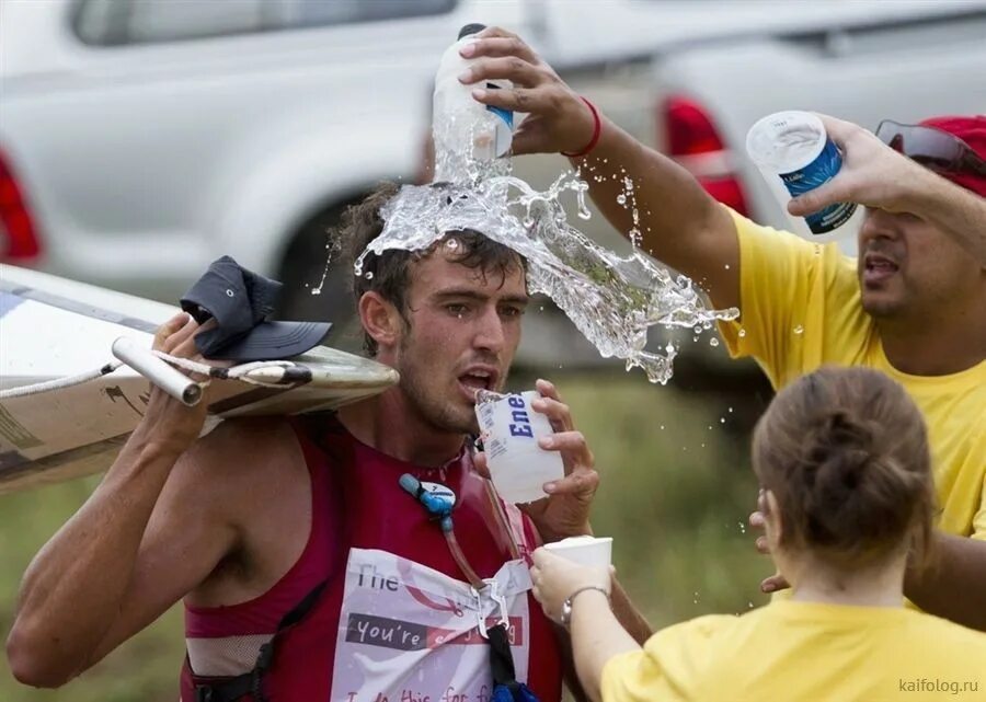 Самые неожиданные фото. Селфи на статуя христа-искупителя в бразилии. Девушка приподнимает плат. Неожиданные стороны. Неожиданные стороны.