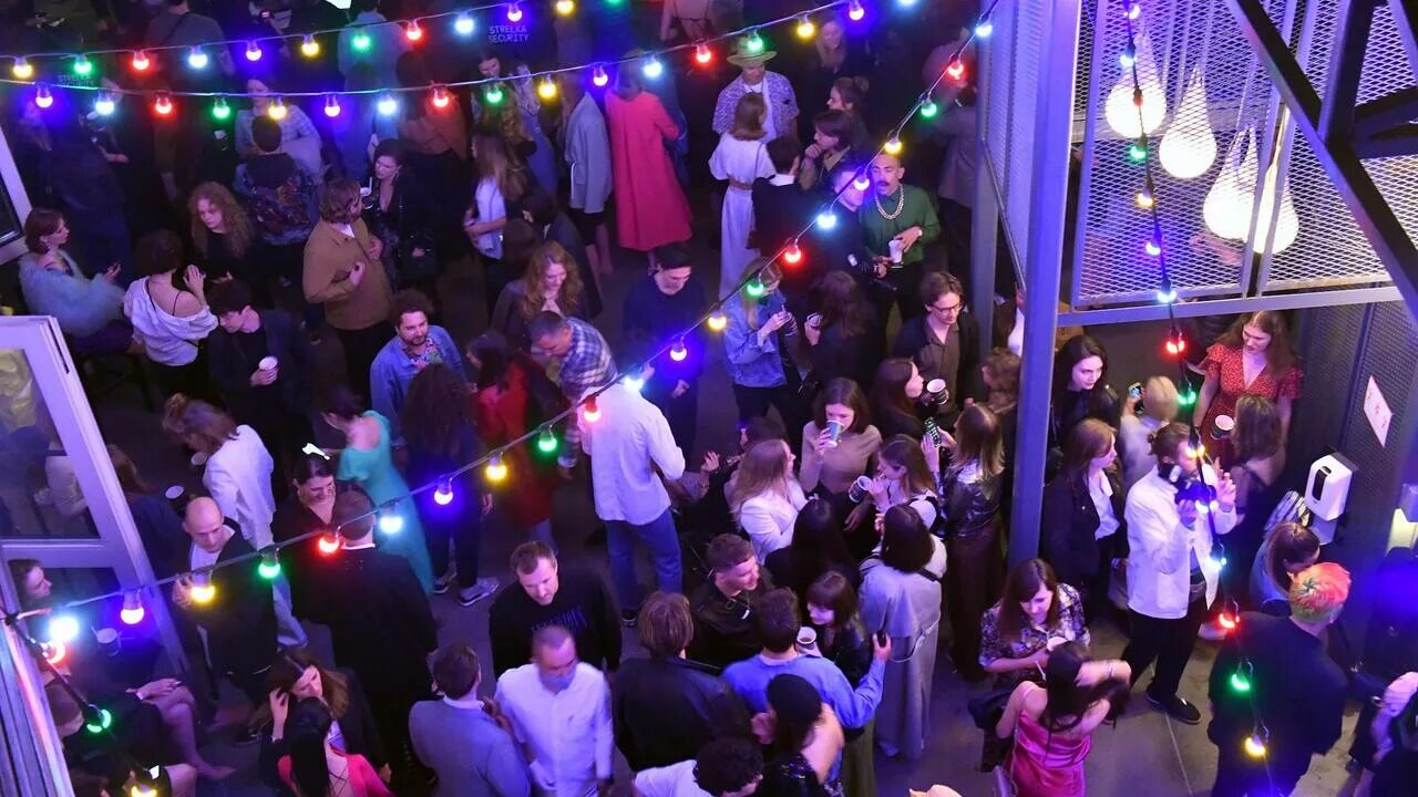 Delivery club. Delivery club курьер девушка. ищем админа в компьютерный клуб. деливери клаб работа. доставщик деливери клаб.