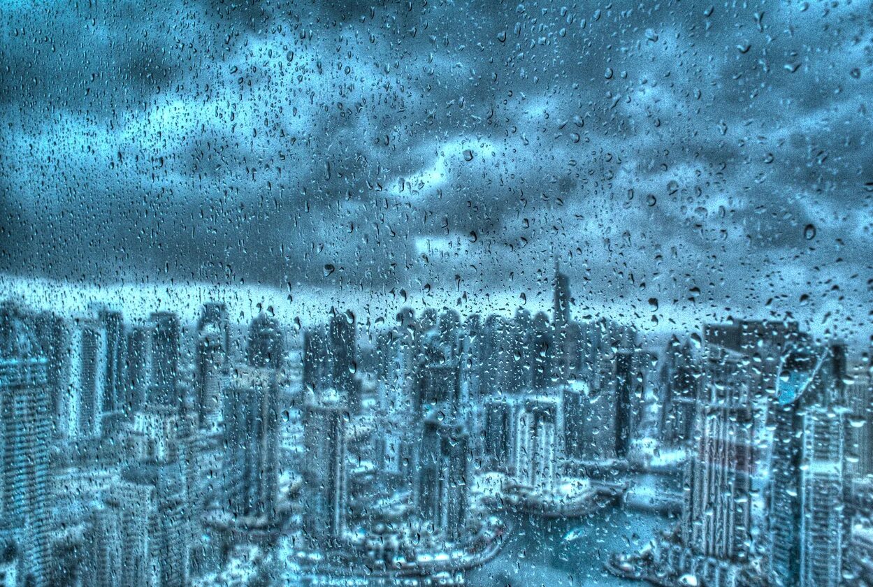 Бывают ли дожди в дубае. Дождь в Дубае. Дождливый Дубай\. Искусственный дождь в Дубае. Dubai осадки.