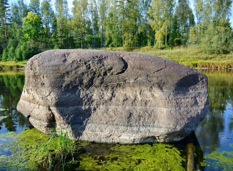 Сортавала камень. Межевой камень Псковщина. Сортавала Межевой камень. Межевой камень Новгород ю.