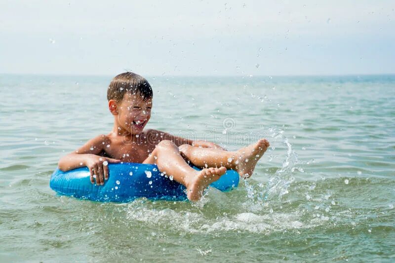 Маленький мальчик купаться. Мальчик купается в море. Мальчик плавает в море. Мальчик плывет в море.