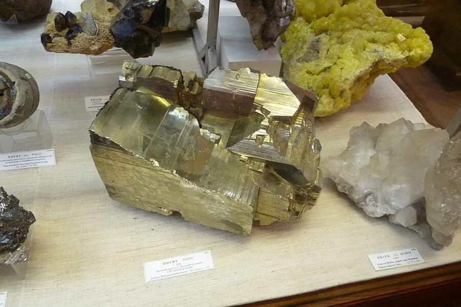 краеведческий музей котлас полезные ископаемые. краеведческий музей полезные ископаемые. названия полезных ископаемых в краеведческом музее. геологический музей курского государственного университета. в краеведческом музее какие полезные ископаемые добывают.