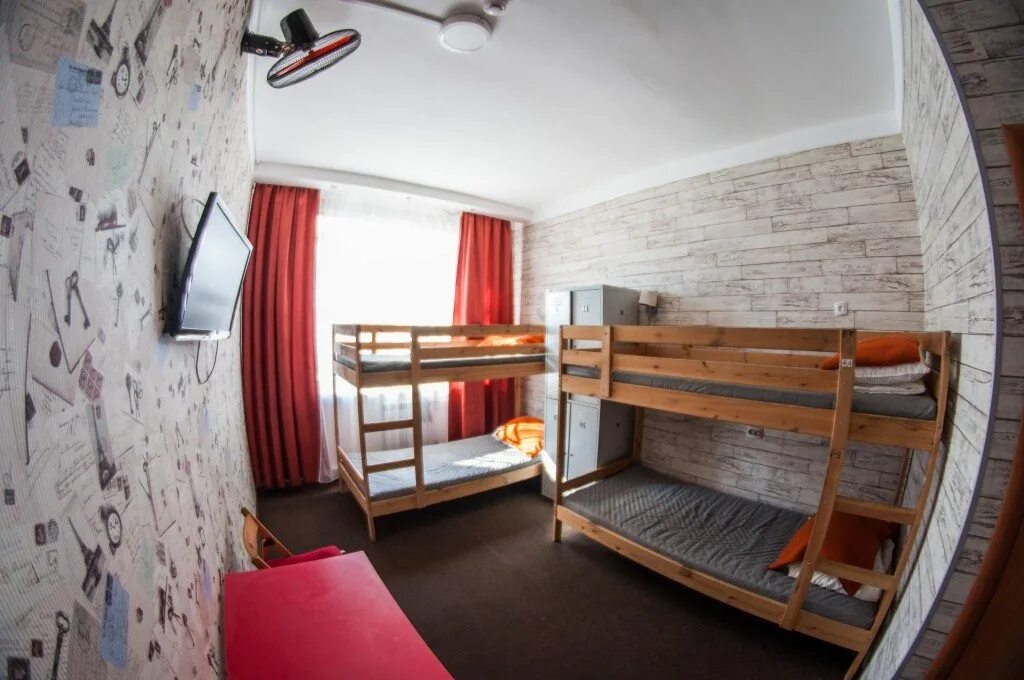 Общежитие хабаровск. Трехместный номер в хостеле. Дежнева 15 хабаровск. Хостел фабрика хабаровск. Хостел в хабаровске возле аэропорта.