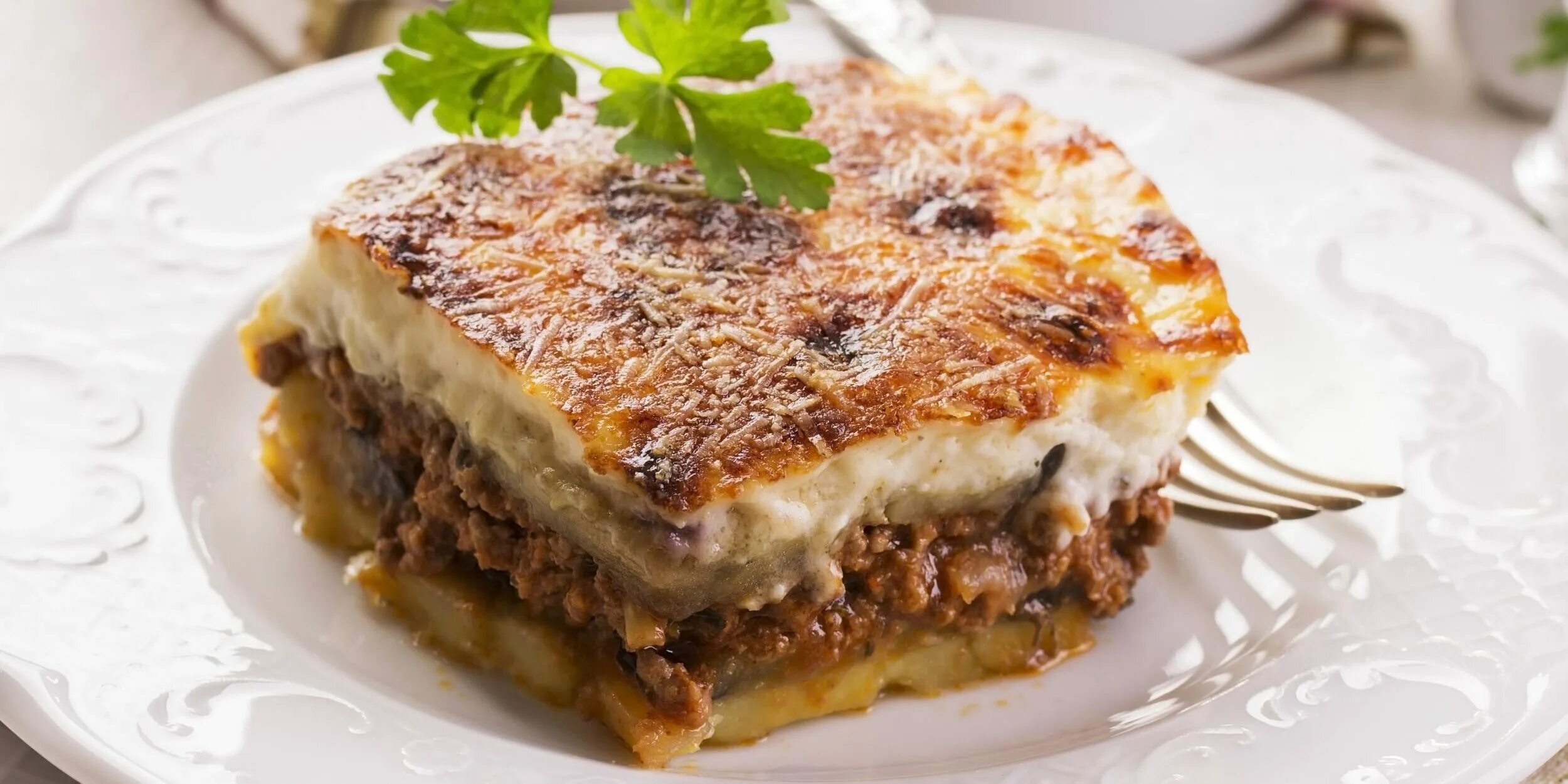 Мусака из козленка. Мусака по-гречески фото. Мусака с баклажанами и фаршем. Греческая кухня баклажаны мусака. Греческая мусака с соусом бешамель.