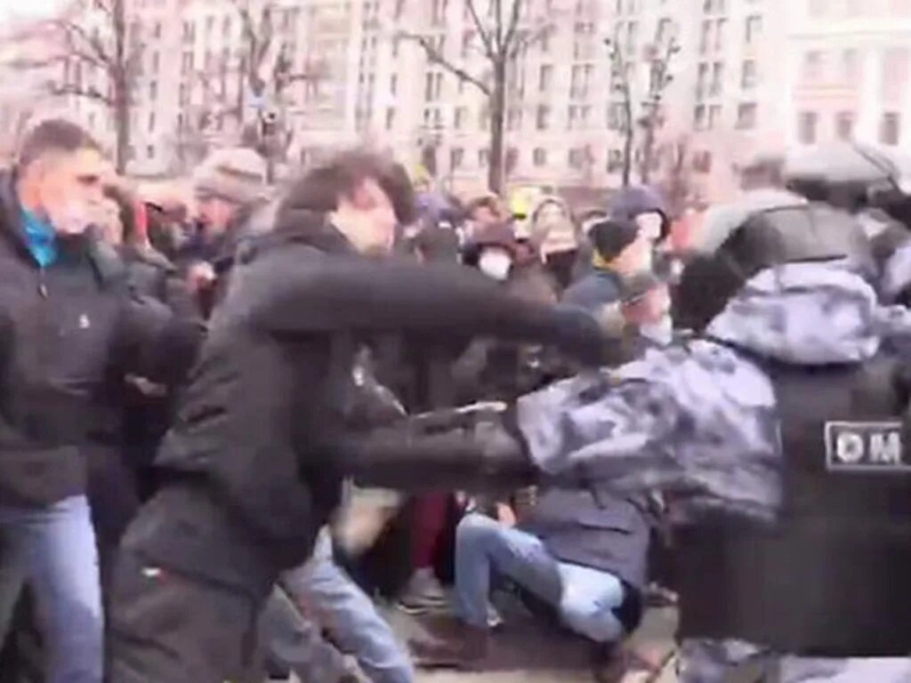 Драка против чеченцев. Саид джумаев омон. митинг в москве драка с омоном.