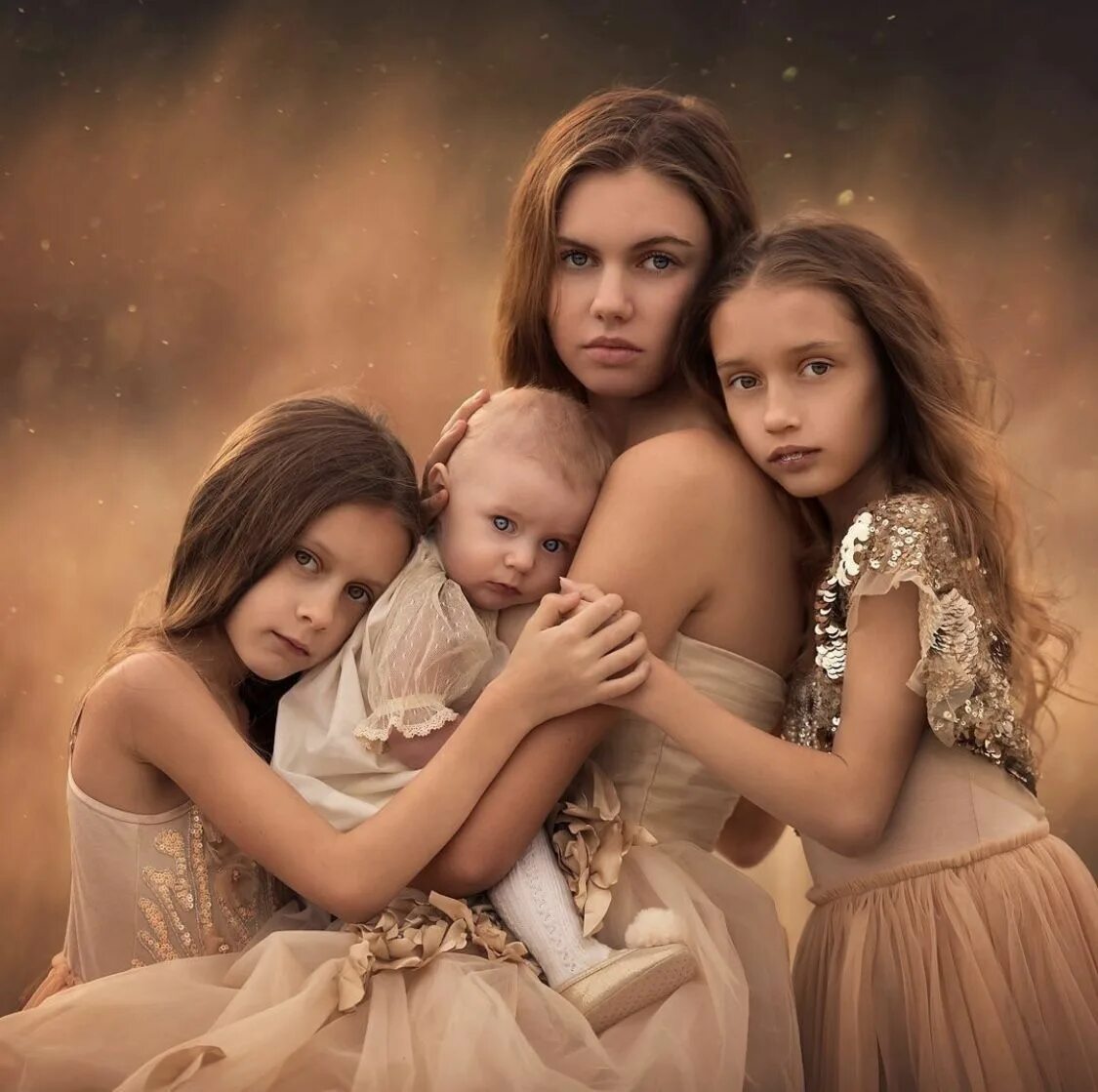 Девушка с двумя детьми. Семья двух девушек. Фотосессия мама и две дочери. Женщина с двумя детьми. Девушка с двумя младенцами.