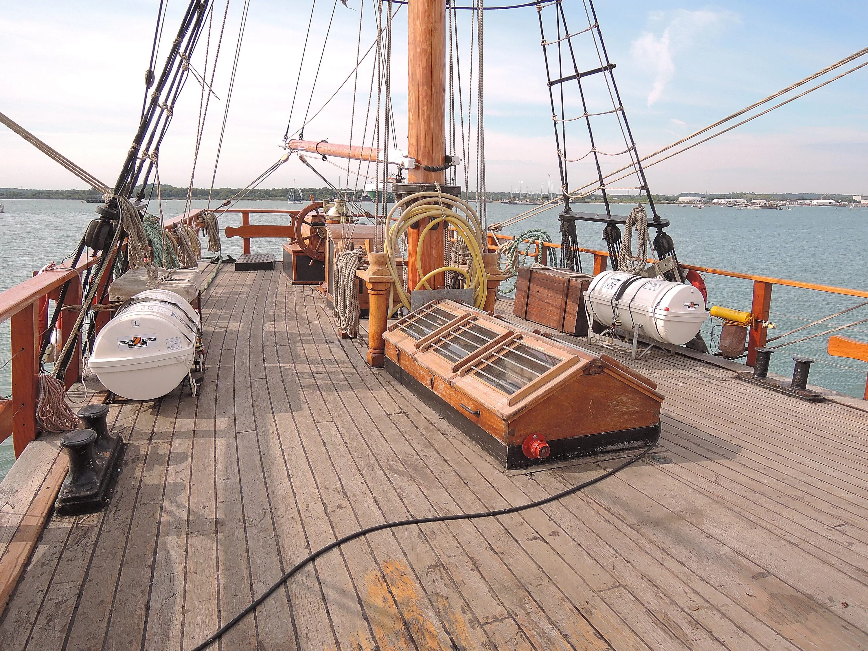 On board the ship. Фрегат Благодать верхняя палуба. Палубы Полтавы парусник. Палуба корабля. Палуба парусного корабля.