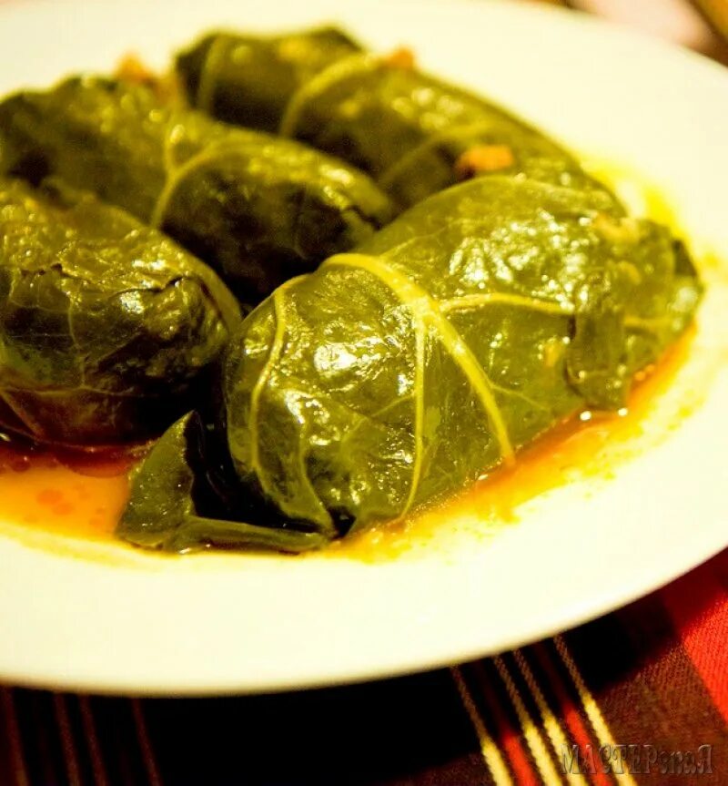 Долма – голубцы в виноградных листьях. Долма с виноградных листьев. Толма с капустой. Голубцы из свекольных листьев с рисом и фаршем. Долма.