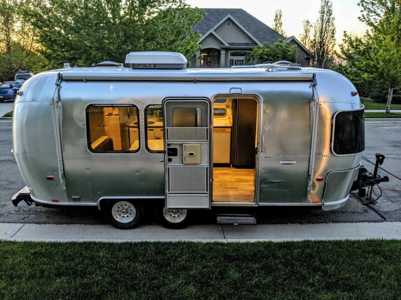 Caravan на русском. Автодом Airstream. Автодом Ace Airstream 1993г. Прицепы Airstream 1970. Автодом Airstream 2020.