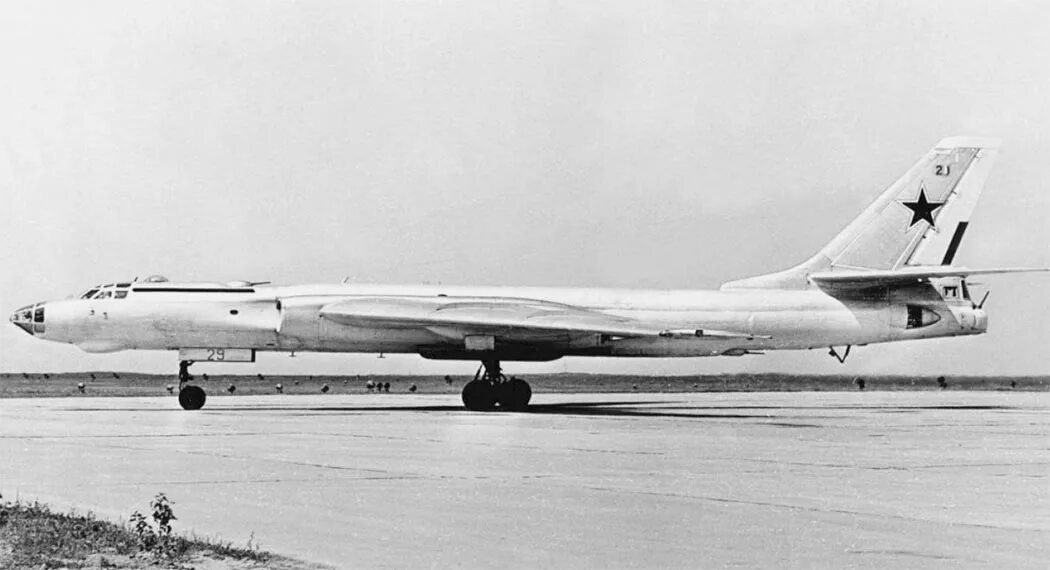 Самолет ту 16 в. Постановщик помех ту-16. самолет ту 16. ту-16п. ту-16 морской авиации.