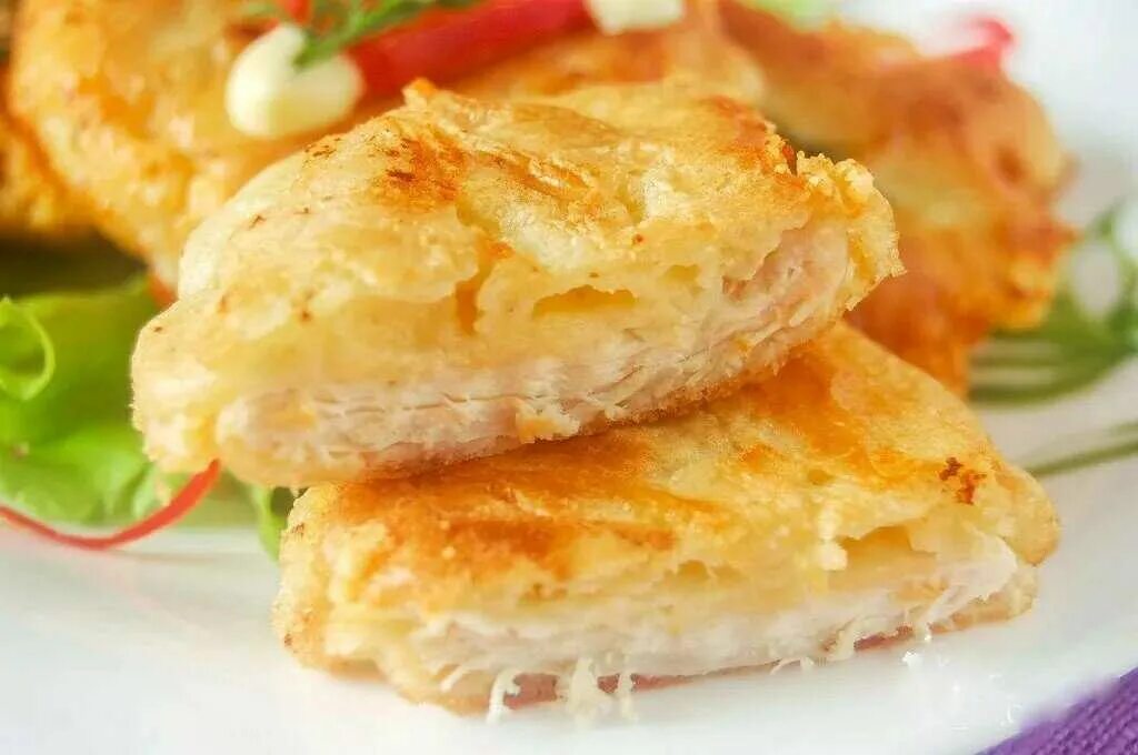 Куриные грудки в кляре калорийность. Куриные отбивные с сыром. куриная грудка в кляре. куриное филе в кляре с сыром. куриные отбивные в сырном кляре.