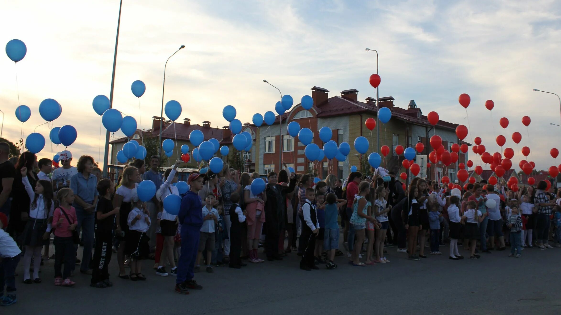 Фото поселка молодежного. Поселок молодежный Тюменская область. Поселок молодежный город Тюмень\. Тюменский район поселок молодежный. Молодежный поселок поселок Тюмень.