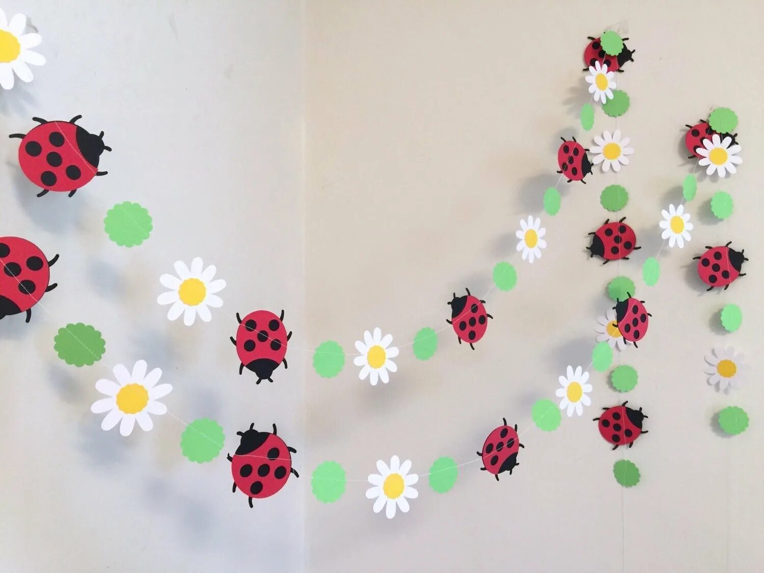 Как украсить детский сад летом. Цветы для украшения группы в детском саду. Украшение стен в ДОУ.