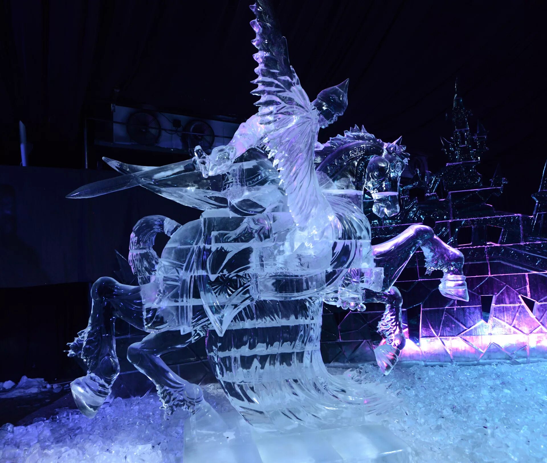 Ледяная скульптура гитарист. Камелот братьев Запашных ледовые скульптуры. Ледяная статуя волка. Тема ледового