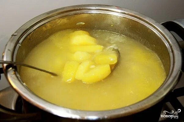 Картофельный бульон рецепт. Суп с картофельными шариками. Картофельный бульон рецепт. Нарезанная картошка в кастрюле. Картофельный суп со свининой.