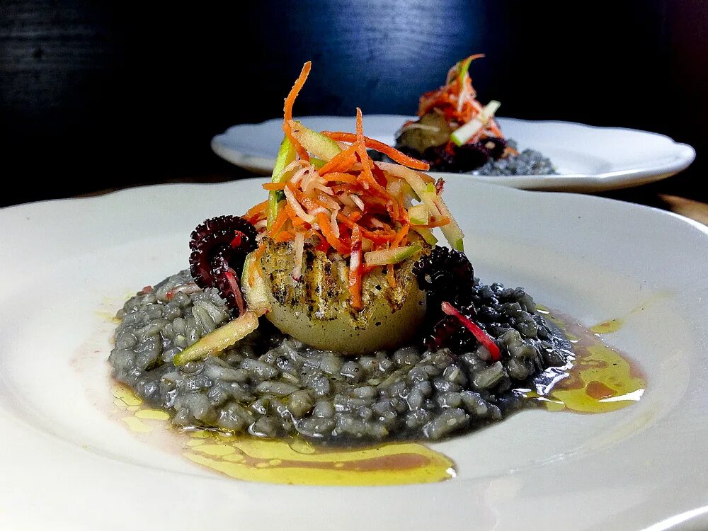 Ростбиф фламбе. Горячее блюдо от шеф повара. Ризотто ресторанная подача. Ресторан «el celler de can roca», жирон, испания меню. Филе миньон мишлен.