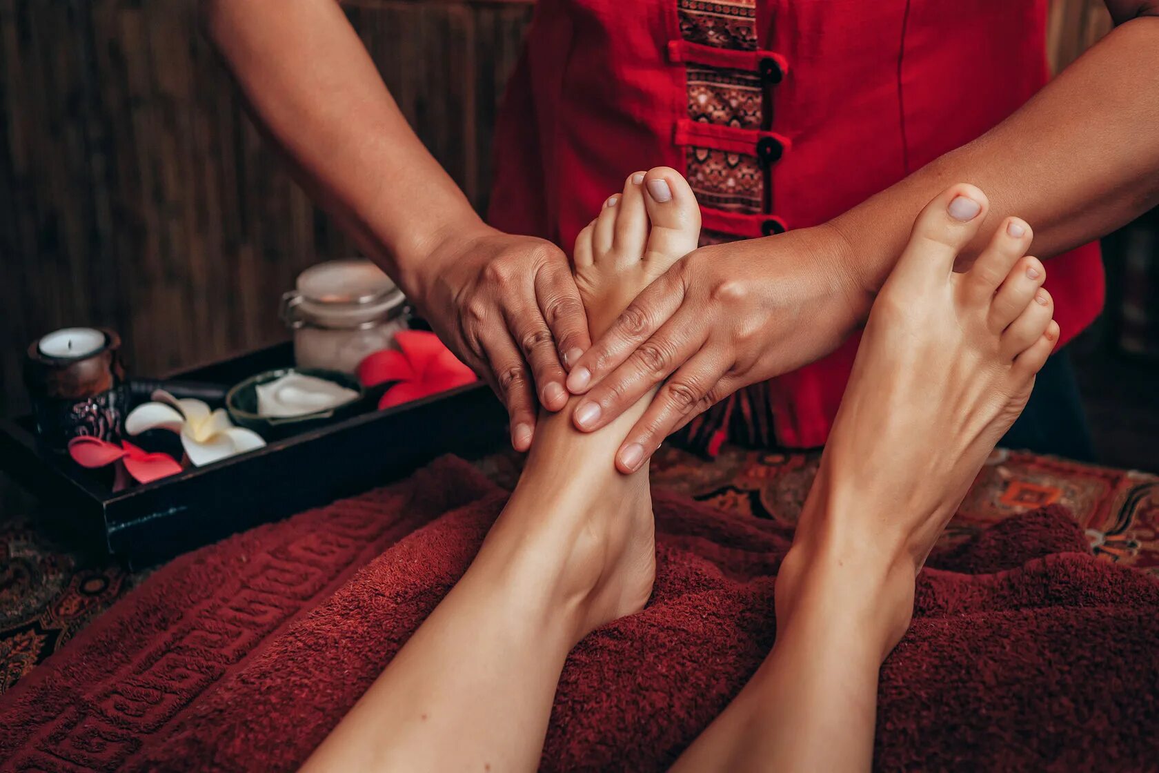 Тайский массаж. Традиционный тайский массаж. Массаж ног в салоне. Тайский массаж ступней.