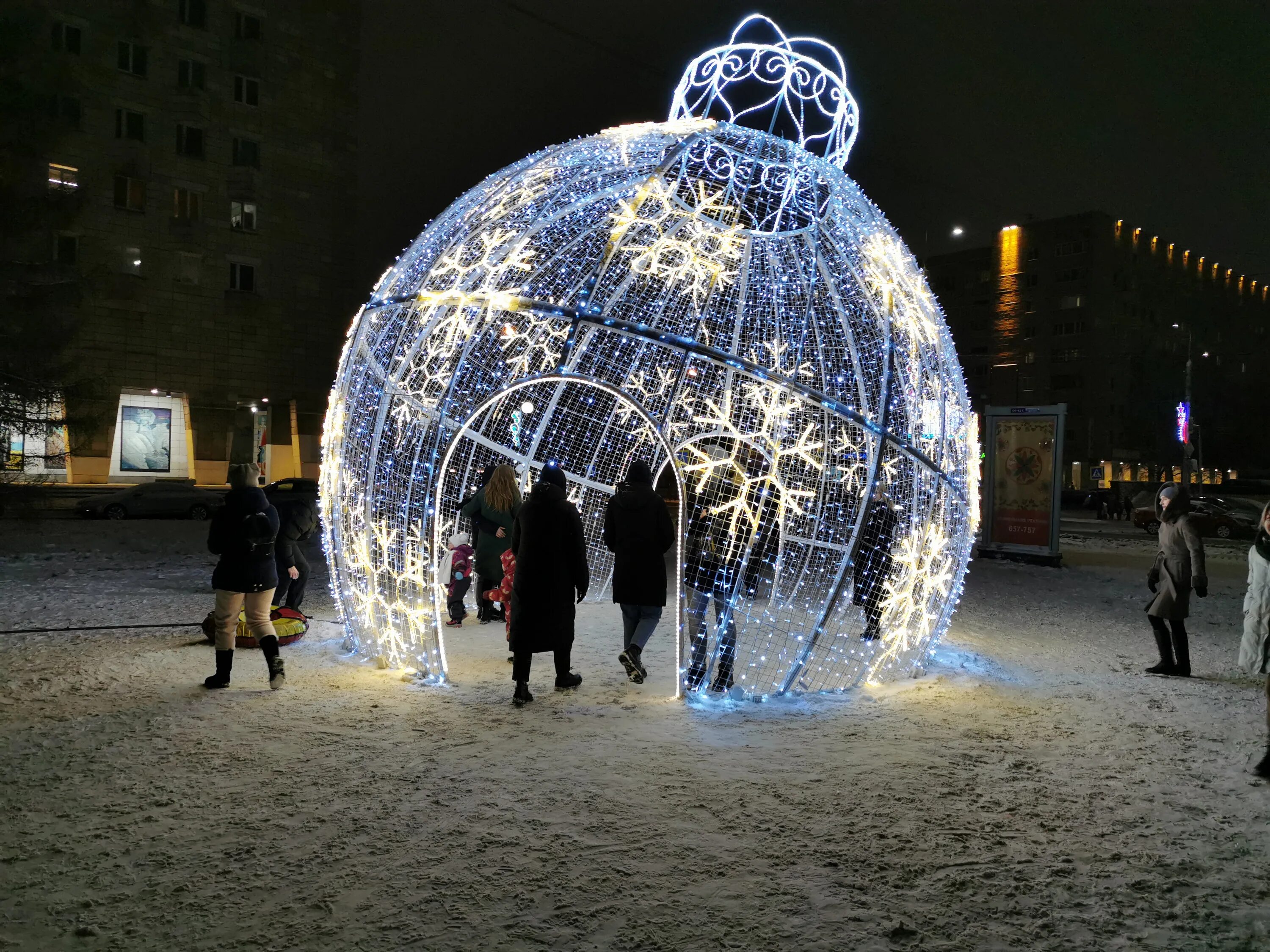 Погода украсили. Архангельск 2022. Новогодний Архангельск 2022. Новогодняя Чумбаровка в Архангельске. Петровский парк в Архангельске предновогодний.