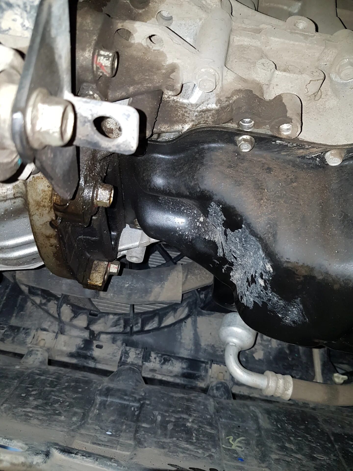 Змз 409 течь масла с правой стороны. Land cruiser 200 подтеки масла. Течь мотора bmw. Hyundai solaris 1. Подтекает масло.