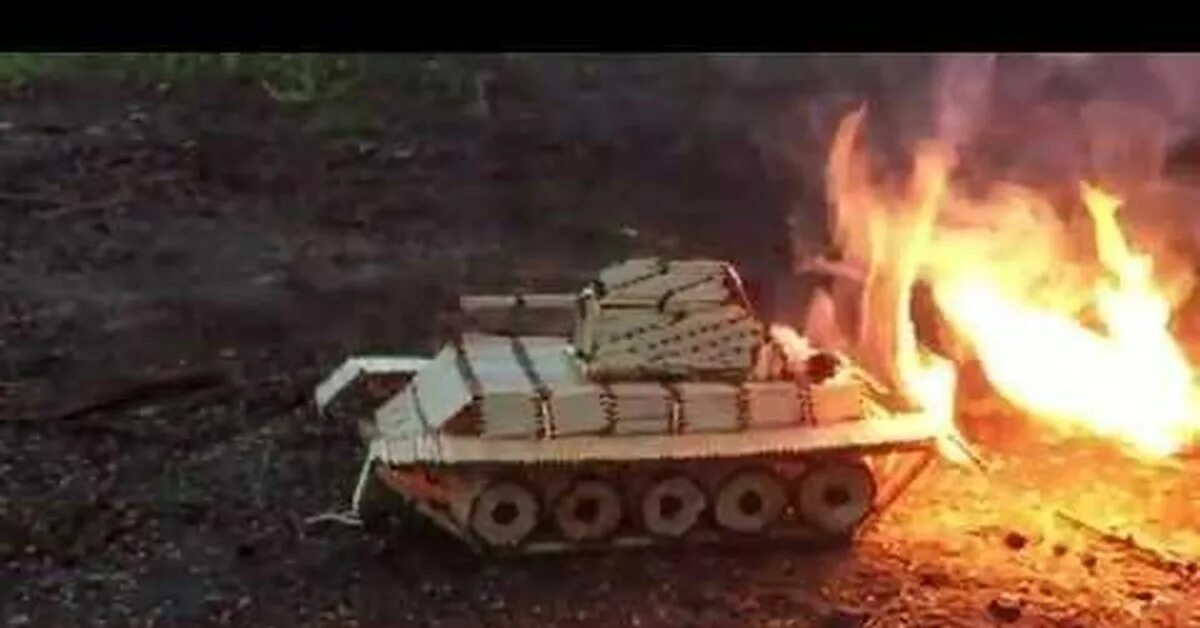 Танк обваренный рельсами. В петербурге масленицу сожгут из танка. Танки у костра. Танки у костра. Танк у победы горел челябинск.